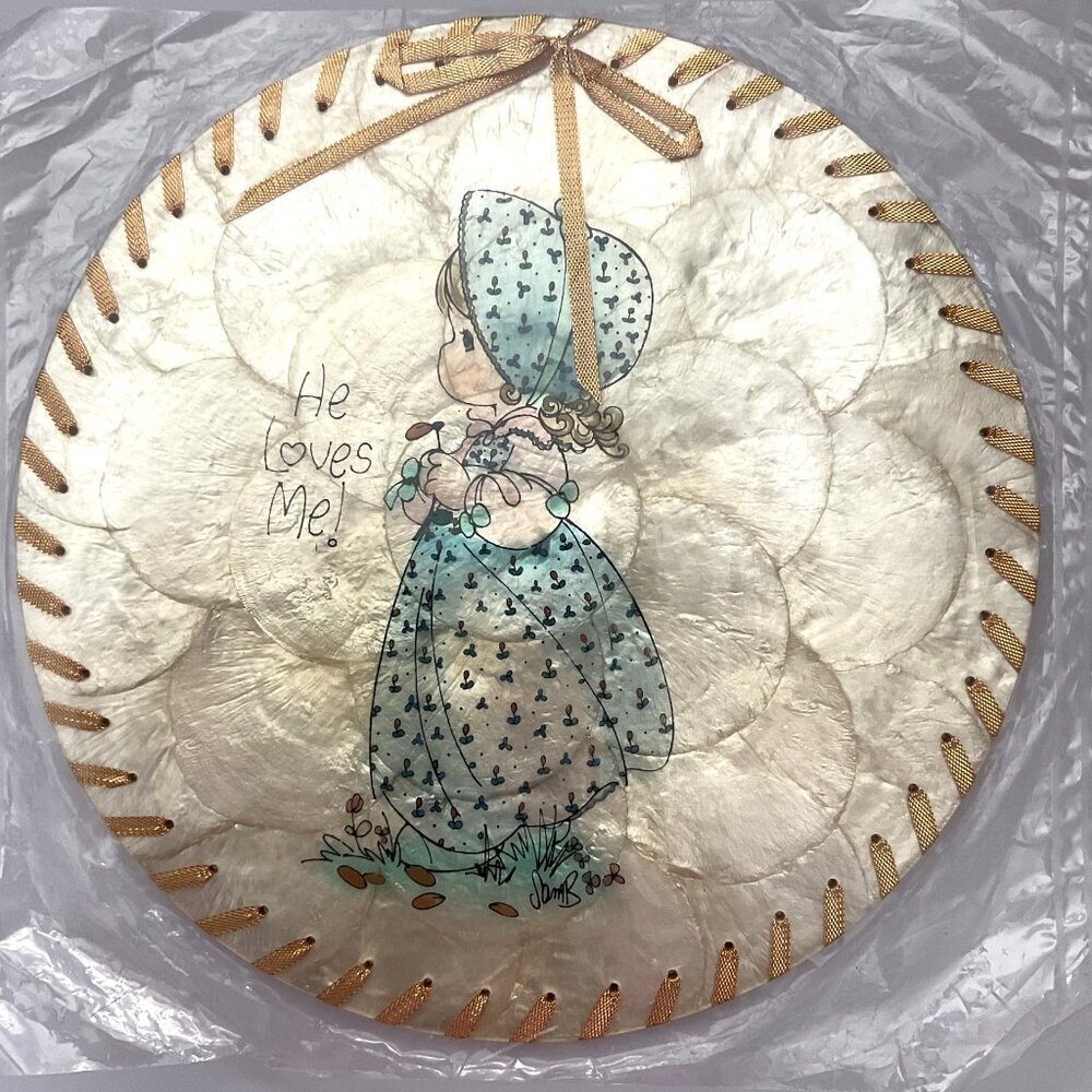 NEW PRECIOUS MOMENTS VINTAGE “HE LOVES ME!” CAPRIZ SHELL CORK HANGING WALL